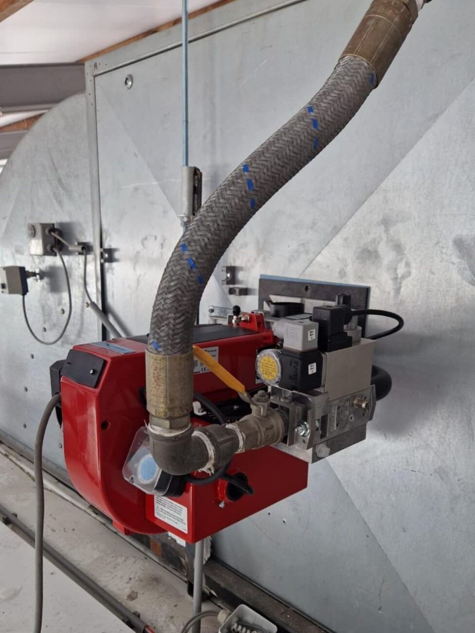 Bentone BG300 gasbrander geplaatst op Soloan spuitcabine