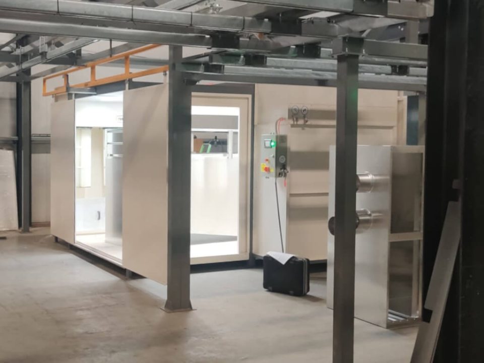 Poedercoat productielijn voor een producent van rookgaskanalen.